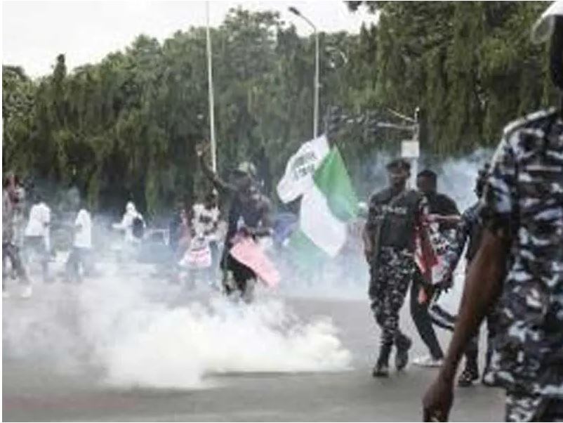 Nnamdi Kanu: Sowore, others flee as security operatives fire shots, tear gas [VIDEO]