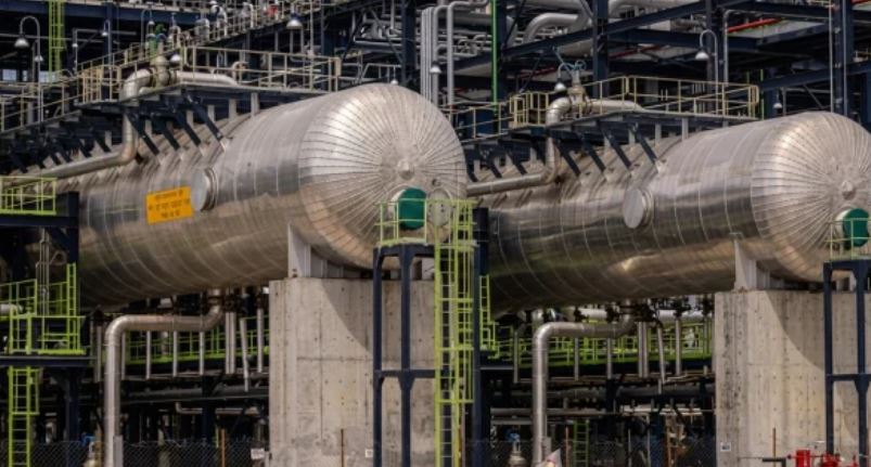 Petrol price may hit N1,400/litre as Dangote Refinery loading stalls