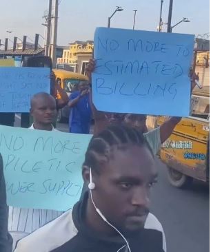 ‘No light, no life’, Lagos residents protest power outages